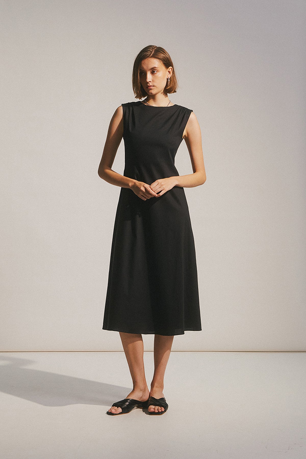 Aubrey Gathered Shoulder Midi Dress in Black – Génue